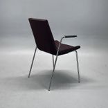 Begagnad konferensstol från Swedese modell Happy. I brunlila tyg med kromat underrede. Mått: bredd 62 cm, djup 54 cm, höjd 84 cm, sitthöjd 45 cm. 