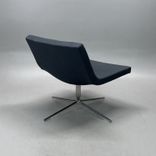 Begagnad fåtölj Bond från Offecct. I grått tyg med ett kromat kryssunderrede. Mått: bredd 68 cm, djup 67 cm och höjd 69 cm. 