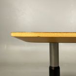 Begagnat cafébord från Swedese, modell Shift. Bordet har en vit rektangulär bordsskiva, med ben i svart/grå färg. Mått bredd 140 cm, djup 70 cm, höjd 73 cm. 