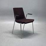 Begagnad konferensstol från Swedese modell Happy. I brunlila tyg med kromat underrede. Mått: bredd 62 cm, djup 54 cm, höjd 84 cm, sitthöjd 45 cm. 