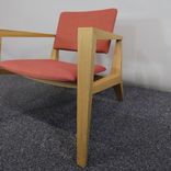 Begagnad Skandiform fåtölj Conica i rött. Massiv ek, klädd i rött slitstark tyg. Höjd: 68cm.