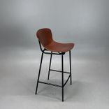Begagnad barstol Hammock från David Design med brun skinnsits, svart underrede. Mått: Bredd 44,5 cm, djup 48,5 cm, höjd 85,5 cm, sitthöjd 65 cm. 