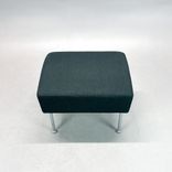 Begagnad fotpall Cinema från Lammhults i mörkgrönt tyg, silvrigt stativ. Mått: bredd 52 cm, djup 43 cm och höjd 42 cm. 