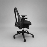 Begagnad kontorsgrupp med höj- och sänkbart skrivbord från Ikea samt kontorsstol Sayl från Herman i svart och vitt. Mått: Bredd 160 cm, Djup 80 cm, höjd 70–120 cm. 