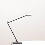 Begagnad skrivbordslampa Led Magic från Unilux i svart med fyra lysdioder, dimmer, minnesfunktion och justerbara armar. Mått: Höjd övre arm: 42 cm. 