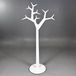Begagnad klädhängare Tree från Swedese i vit färg. Mått: Höjd 194 cm, bredd 89 cm. 
