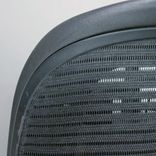 Begagnad kontorsstol Aeron B från Herman Miller i svart. Mått: sitthöjd 40–55,2 cm 