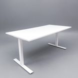 Begagnad sittgrupp med kontorsstol Sayl från Herman Miller och höj- och sänkbart skrivbord i vitt. Mått: Bredd 160 cm, Djup 80 cm, höjd 70–120 cm. 