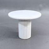 Begagnat soffbord Cap från Karl Andersson & Söner i vitt. Mått: Diameter 70 cm, och höjd 54.5 cm. 