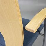 Begagnad konferensstol från Kinnarps modell Yin. Grått tyg på sits och rygg, rygg i björk och ben i silverfärg. Bredd: 54 cm. Djup: 56 cm. Höjd: 87 cm. Sitthöjd: 42 cm. 