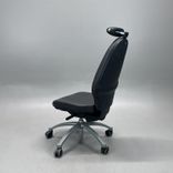 Begagnad kontorsstol Extend från RH i mörkbrunt läder med hög rygg, nackstöd. Utan armstöd. Mått: Sitthöjd 42–53 cm. 