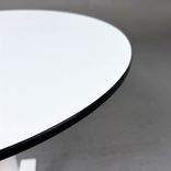 Begagnat runt soffbord B-54 från Balzar Beskow i vit färg med svart kant på bordsskivan. Mått: diameter 62 cm och höjd 60 cm. 