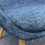 Begagnad fåtölj Glove Lounge från Horreds i blåmelerat tyg och askben. Mått: bredd 79 cm, djup 82 cm och höjd 87 cm, sitthöjd 42 cm. 