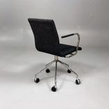 Begagnad stol med hjul Flex F-228 från Skandiform i mörkgrå klädsel, kromat underrede och armstöd. Mått: Bredd 62 cm, djup 60 cm, höjd 88 cm och sitthöjd 46 cm 