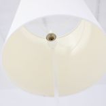 Begagnad golvlampa från Fambuena i vitt. Mått: Höjd 170 cm, lampskärmens diameter 38 cm och kabellängd 146 cm. 
