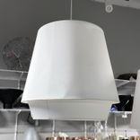 Begagnad taklampa från Zero, modell Elements XL i vit färg. Med en stor rund lampskärm. Mått: diameter 73 cm och höjd på 69.8 cm. 