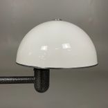 Begagnad Bordslampa Bill från Zero med lamphuvud i vit färg och grå fot. Höjd: 50 cm. 