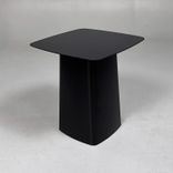 Begagnat soffbord Metal Side Table Medium från Vitra i svart. Mått: bredd 40 cm, djup 40 cm och höjd 44.5 cm. 