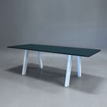 Begagnat konferensbord Collaborate från EFG med mörkgrön bordsskiva, vita A-formade ben. Mått: Bredd 220 cm, djup 90 cm, höjd 72 cm.  