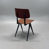 Begagnad matstol S16 från Galvanitas med brun sits och rygg, svart stomme i pressat plåtstål. Mått: Bredd 40 cm, djup 50 cm, höjd 81 cm och sitthöjd 46 cm. 