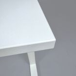 Begagnat höj- och sänkbart skrivbord Migration från Steelcase. Med vit bordsskiva och stativ av metall. Mått: justerbar höjd mellan 65 cm till 125 cm. 