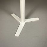 Begagnat runt cafébord från Offecct, modell Propeller. I vitt. Diameter 70 cm, Höjd 72 cm. 