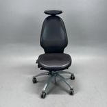 Begagnad kontorsstol Extend från RH i mörkbrunt läder med hög rygg, nackstöd. Utan armstöd. Mått: Sitthöjd 42–53 cm. 