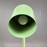 Begagnad golvlampa Silo från Zero i grönt med gul textilkabel. Mått: Diameter 15 cm, fot 25 cm, höjd 134 cm. 