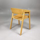 Begagnad Muuto Cover Armchair i ek med ljusbrun klädd sits, armstöd och rundad rygg. Bredd 56,5 cm, djup 46 cm och höjd 76 cm.