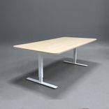 Begagnat konferensbord med bordsskiva i ask, rundade hörn och vitt stativ. Mått: Bredd 250 cm, djup 100 cm, höjd 72 cm. 