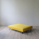 Begagnad sittpuff Kiik från Arper i gult tyg. Mått: bredd: 126 cm, djup: 157.5 cm och höjd: 36 cm. 