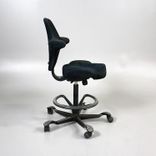 Begagnad kontorsstol Capisco 8106 med sadelsists i svart från HÅG. Mått: Justerbar sitthöjd mellan 47 cm och 65.5 cm. 