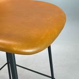 Begagnad barstol Fiber Barstool från Muuto med brunt cognacfärgat skinn på sitsen och svarta ben. Mått: Bredd 42.5, Djup 44.5, Höjd 87.5, Sitthöjd 68 cm. 