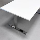 Begagnat höj och sänkbart skrivbord. Med vit laminatskiva och kromstativ Mått: bredd 160 cm, djup 80 cm, justerbar höjd mellan 70 till 120 cm. 
