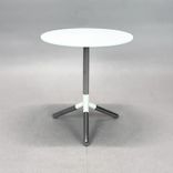 Begagnat soffbord Obi från Materia. Rund skiva i vitt glas och kromat underrede. Mått: Diameter 47 cm och höjd 51 cm. 