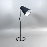 Begagnad golvlampa Bender från Northern Lightning i svart med vit insida. Mått: diameter 45 cm, höjd 172 cm.  