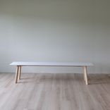 Begagnad sittbänk CPH DEUX 215 i vit färg från HAY. Mått: Mått: Längd: 200 cm Bredd: 35 cm Höjd: 45 cm. 