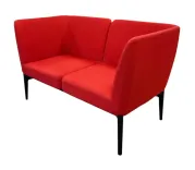 Begagnad modulsoffa Social från Pedrali i rött polyuretanskum med svarta aluminiumben. Mått: Höjd 77 cm x Bredd 130 cm x Djup 66 cm Sitthöjd 40 cm. 