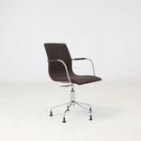 Begagnad konferensstol Atlas från Lammhults i brunt med kromad stålram. Mått: Höjd 50 cm, sittdjup 46 cm, sittbredd 42 cm. 