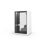 Begagnat telefonbås Space 1.5 från Silen. I vit/grå färg med soffa. Mått: Höjd 229 cm x Bredd 145 cm x Djup 110 cm. 