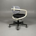 Begagnad kontorsgrupp med kontorsstol Allstar från Vitra i grått samt höj och sänkbart skrivbord från Lotus i vitt. Bredd 120 cm, djup 60 cm, justerbar höjd 70 - 120 cm. 
