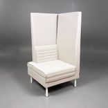 Begagnad fåtölj med hög rygg Smallroom från Offecct i beige tyg och vita ben. Mått: Bredd 71 cm x Djup 73 cm x Höjd 134 cm. 