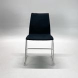 Begagnad konferensstol från Four Design, FourCast Line med helklädd sits och rygg i svart tyg, stativ i krom. Mått: bredd 45 cm, djup 52 cm, höjd 83 cm, sitthöjd 47.5 cm. 
