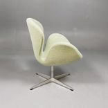 Begagnad fåtölj Svanen från Fritz Hansen i ljusgrönt tyg. Mått: bredd 74 cm, djup 68 cm och höjd 77 cm. 