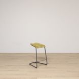 Begagnad Barstol från Lammhults, modell Add. Med gul sits. Mått: Höjd: 61-68 cm, Bredd: 27-38 cm, Djup: 38 cm.