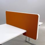 Begagnad bordsskärm Joyn från Vitra i orange. Mått: Bredd 77.5 cm, Höjd 30 cm. 