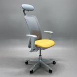 Begagnad kontorsstol Sofi Mesh 7500 från HÅG i ljusgrått med meshrygg, armstöd, nackstöd, gul sits. Mått: sitthöjd 39,3–54,1 cm. 