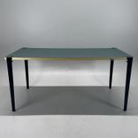 Begagnat konferensbord från Tiptoe med grön linoleumsskiva, svarta avtagbara ben. Mått: Bredd 160 cm, djup 80 cm, höjd 75 cm. 