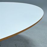 Begagnat cafébord X-bone från Johanson Design. Rund skiva i vitt med synlig träkant och ett kromat stativ. Mått: Diameter 90 cm, Höjd 72 cm.