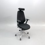 Begagnad svart kontorsstol Logic 400 från RH med reglerbara armstöd, nackstöd i läder. Mått: sitthöjd 41–53 cm. 